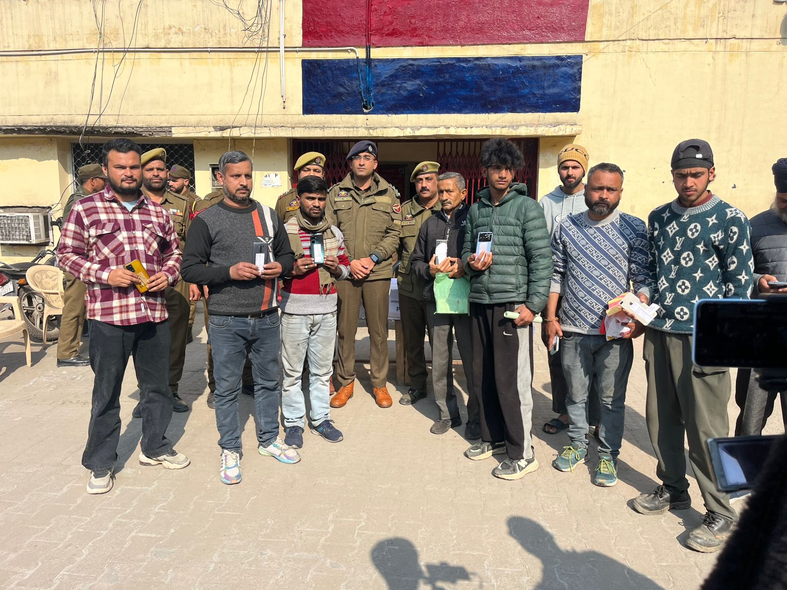 'Samba Police recovered 11 lost mobile phones, handed over to rightful owners'